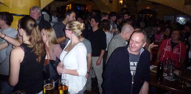 Kilians Speedwatcher Party 90.jpg - Schneebälle und Bier ;)